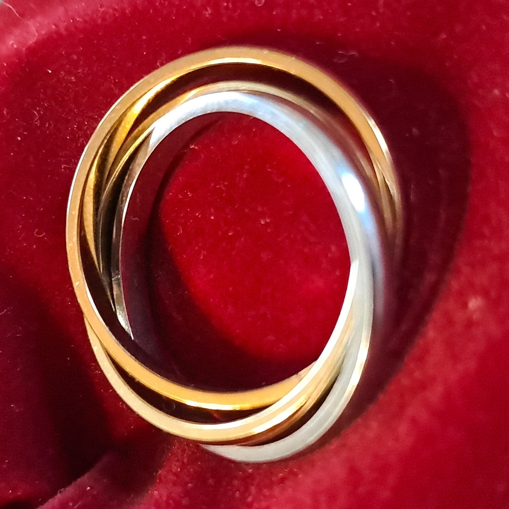 Tri-Color Interlocking Ring Sz9 - Picture 2 of 4